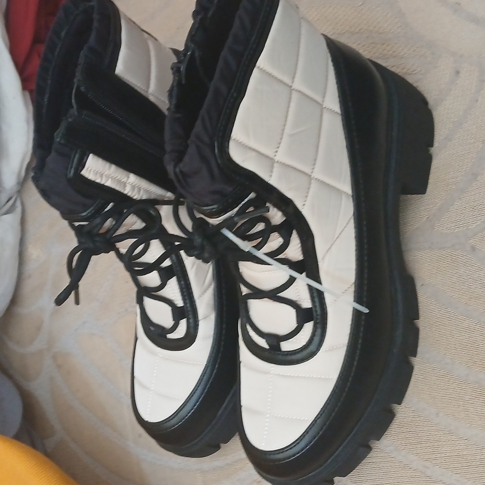 NWOT Scoop Stylish Black and White Women's Boots - Picture 2 of 5